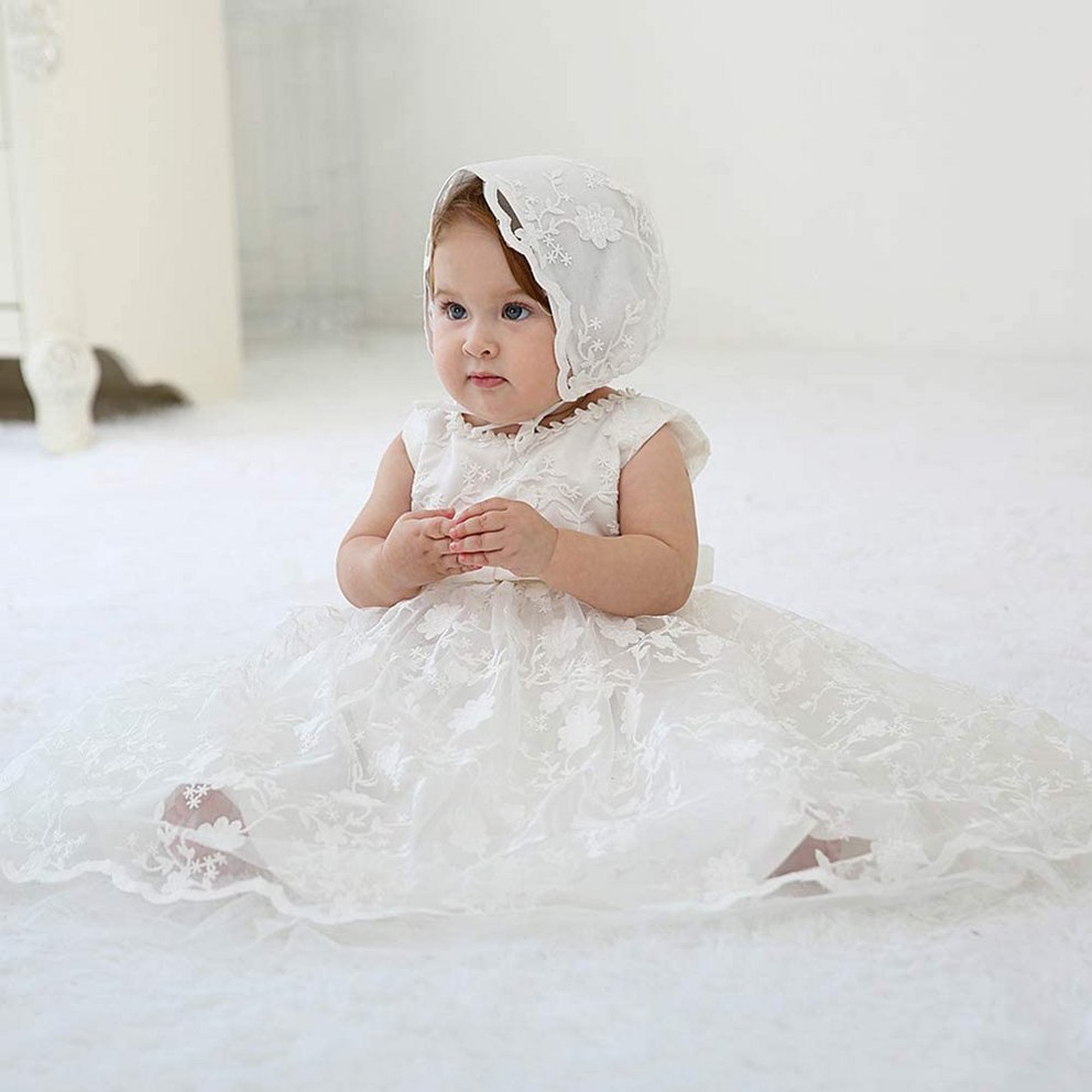 Taufkleider Mädchen: Elegantes weißes Kleid mit Spitze