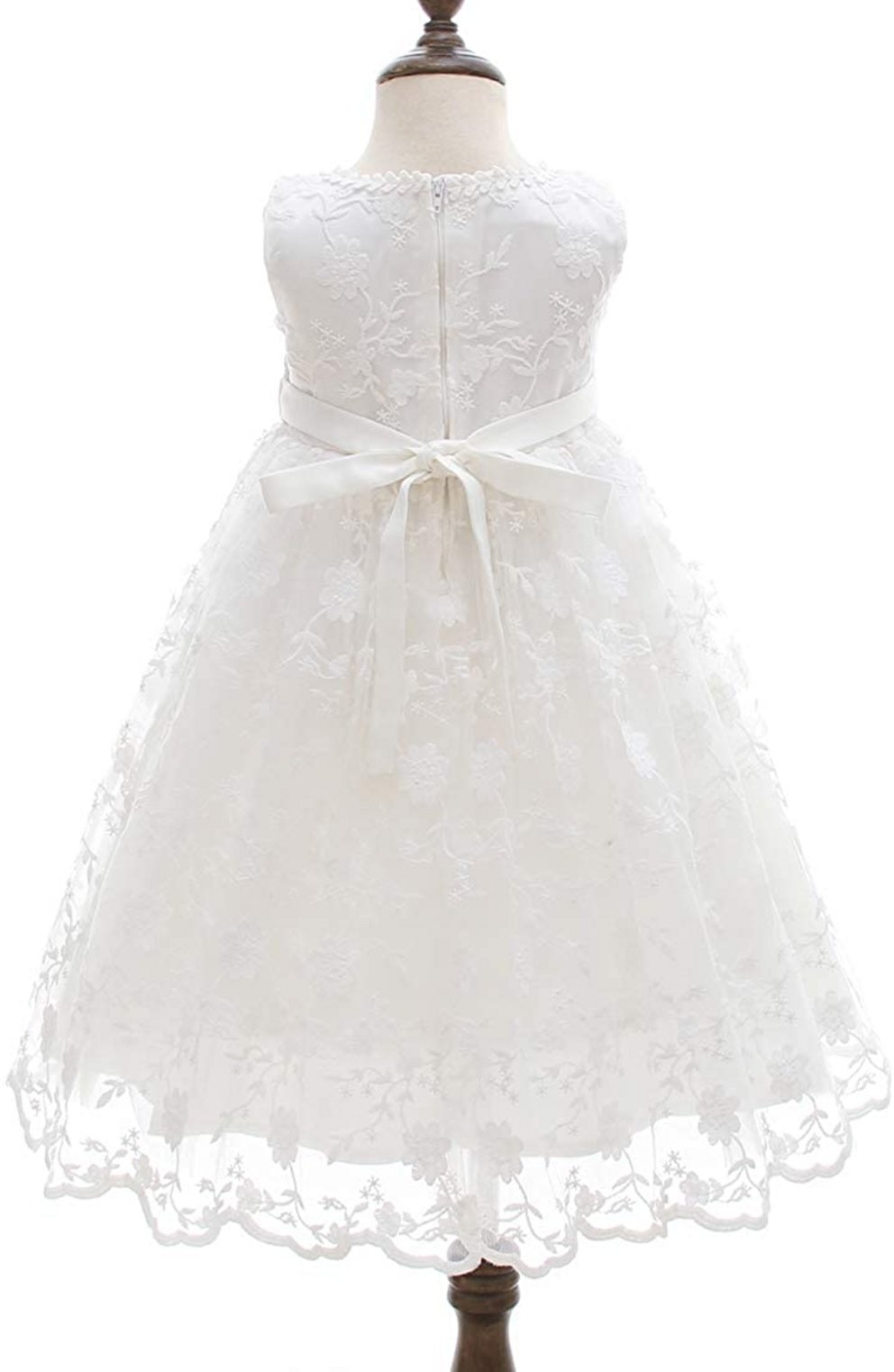 Taufkleider Mädchen: Elegantes weißes Kleid mit Spitze